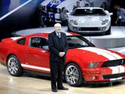 Der frühere Rennfahrer Carroll Shelby bei der Einführung des Ford Shelby Cobra GT500 im März 2005 führte bereits den Shelby Cobra 427 zum Erfolg. (Bild: KEYSTONE/EPA/WIECK / FORD MOTOR COMPANY / HANDOUT)