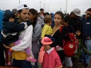 Venezolanische Flüchtlinge an der Grenze zu Peru: Seit 2015 sind bereits 1,6 Millionen Menschen aus dem krisengeschüttelten Venezuela geflohen. (Bild: KEYSTONE/AP/MARTIN MEJIA)