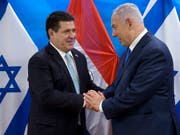 Früher andere Politik: Israels Premier Benjamin Netanjahu (rechts) und der ehemalige Präsident Paraguays Horacio Cartés (links) pflegten eine freundschaftliche Beziehung. (Bild: KEYSTONE/POOL AP/SEBASTIAN SCHEINER)