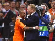 Wesley Sneijder und Elftal-Coach Ronald Koeman feiern gemeinsam (Bild: KEYSTONE/EPA ANP/STANLEY GONTHA)