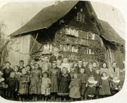 Eine kinderreiche Diepoldsauer Familie. (Bild: Aus dem Buch «As wöart schu wööra Ma tuat wamma kaa»)