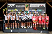 Das Podium beim Team-Wettkampf: 1. Platz Schweiz (Mitte), 2. Platz Deutschland (Mitte) und 3. Platz Dänemark (Bild: Gian Ehrenzeller / Keystone (Lenzerheide, 5. September)