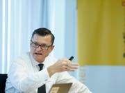 Hansruedi Köng, CEO Postfinance, will sich zurückhalten, sollte er von der Politik einen grösseren Spielraum erhalten. (Bild: KEYSTONE/PETER KLAUNZER)