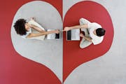 Aktuell sind eine Viertelmillion Schweizer auf Tinder, und Parship zählt eine halbe Million Mitglieder in der Schweiz. (Bild: Getty)