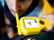 Bier, Tempo, Hupe: Ein französischer Busfahrer liess an seiner Stelle Schüler einen Alkoholtest machen. (Bild: KEYSTONE/VALENTIN FLAURAUD)