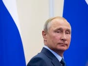 Mein Name ist Hase: der russische Präsident Putin gibt sich unwissend, was den Fall Skripal betrifft. (Bild: KEYSTONE/EPA AP POOL/PAVEL GOLOVKIN/POOL)