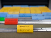 Die Kindes- und Erwachsenenschutzbehörden (Kesb) haben 2017 leicht weniger Massnahmen für Kinder angeordnet als im Jahr davor. (Bild: KEYSTONE/PETER KLAUNZER)