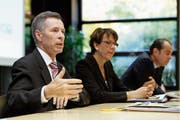   Post-Chief Ulrich Hurni (left) with former postman Susanne Ruoff. (Image: Peter Klaunzer / Keystone, Bern, October 25, 2013) 