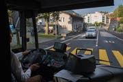 Der Bus, hier bei der Bushaltestelle St. Karli, überholt Autos (rechts, nicht im Bild) (Bild: Boris Bürgisser (Luzern, 6. September 2018))