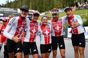 Team-Gold für die Schweizer Alexandre Balmer, Jolanda Neff, Sina Frei, Nino Schurter und Filippo Colombo (von links). (Bild: Gian Ehrenzeller / Keystone (Lenzerheide, 5. September)