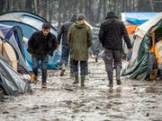 Von den französischen Behörden «Dschungel» genannt: Das wilde Flüchtlingslager bei Dünkirchen ist geräumt worden. (Bild: KEYSTONE/EPA/STEPHANIE LECOCQ)