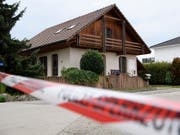 Die Polizei durchsuchte dieses Haus in Finsterhennen. Angetroffen wurde jedoch niemand. (Bild: Keystone/Anthony Anex)