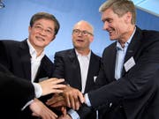 Bisher kauften chinesische Investoren vor allem Grosskonzerne wie Syngenta, nun nehmen sie laut UBS-Experten auch kleinere Übernahmeziele ins Visier. Im Bild: Das damalige Syngenta-Management besiegeln mit ChemChina den Deal per Handschlag. (Bild: KEYSTONE/LAURENT GILLIERON)