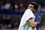 Muss immer wieder Schweiss abwischen: Novak Djokovic. (Bild: Adam Hunger/AP Photo (New York, 5. September 2018))