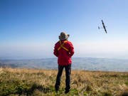 Modellflieger müssen mit neuen Vorschriften rechnen. Grund ist ein EU-Regelwerk für Drohnen. (Bild: KEYSTONE/PETER KLAUNZER)