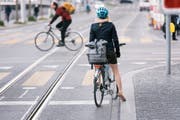 Wird Velofahren sicherer bei einem Ja zum Veloartikel? Wir haben nachgefragt. (Bild: Key/Christian BEutler (Zürich, 10. April 2017))