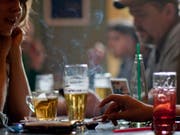 E-Zigaretten-Rauchen soll gemäss Zürcher Kantonsräten beim Jugendschutz bald gleich streng ausgelegt werden wie Rauchen von Zigaretten. (Bild: KEYSTONE/ALESSANDRO DELLA BELLA)
