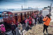 Die Schweiz hat auch im Juli zahlreiche Touristen aus dem Ausland angelockt. Auf dem Bild: Touristen auf der Rigi. (Bild: Boris Bürgisser (Vitznau, 20. April 2018))