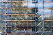 Das Wandbild "Die Schällenmatt bei Luzern" steht kurz vor der Fertigstellung. (Bild: Philipp Schmidli, 4. September 2018)