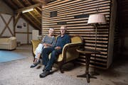 Claire Guntern und Willi Rüedi im Sprözähüsli. Nach monatelanger Renovationsarbeit eröffnet das Haus am Samstag. (Bild: Thomas Hary)