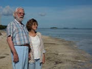 Donald Sutherland (l) und Helen Mirren (r) in eine Szene aus dem Film «The Leisure Seeker»: Am Zurich Film Festival wird der Schauspieler Sutherland für sein Lebenswerk geehrt und seinen neuesten Film persönlich vorstellen. (Sony Pictures Classic via AP) (Bild: KEYSTONE/AP Sony Pictures Classics/MCFADDEN)