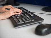 Der bevorstehende Generationenwechsel in vielen Arztpraxen könnte die Digitalisierung derselben vorantreiben. (Bild: KEYSTONE/ANTHONY ANEX)