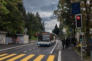 «Achtung Bus» ist bei der Ampel markiert. Die Velofahrer haben grün, sofern sie auf dem verbreiterten Veloweg fahren (Bild: Boris Bürgisser (Luzern, 6. September 2018))