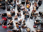 Mehr mehr Menschen können sich Flugreisen leisten. Ein Durchschnittsbürger steigt im Schnitt alle 22 Monate in ein Flugzeug. (Bild: KEYSTONE/ENNIO LEANZA)
