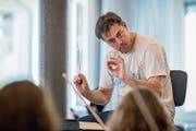 Dirigent Gabriel Estarellas Pascual bei einer Probe. (Bild: Urs Bucher)