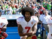 Kniend ins Abseits: Quarterback Colin Kaepernick findet kein Team mehr in der NFL (Bild: KEYSTONE/AP/TED S. WARREN)