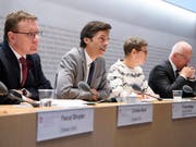 Philipp Metzger, Direktor des Bundesamts für Kommunikation (Bakom) und Vorsitzender der Interdepartementalen Koordinationsgruppe Digitale Schweiz IDK (zweiter von links), präsentiert den Medien Beispiele, wie die Bundesverwaltung die Chancen der Digitalisierung nutzt. (Bild: KEYSTONE/ANTHONY ANEX)
