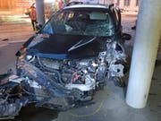 Die Autofahrerin raste in Kriens in ein Schulhaus und wurde dabei leicht verletzt. (Bild: Luzerner Polizei)