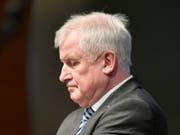 Nicht einverstanden mit der Migrationspolitik seiner Chefin, Bundeskanzlerin Merkel: Der deutsche Innenminister Horst Seehofer von der CSU. (Bild: KEYSTONE/APA/APA/BARBARA GINDL)