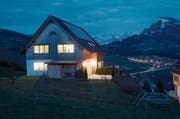 Noch fehlt eine Patentlösung, wie man Sonnenenergie für die dunkle Jahreszeit speichern kann. (Bild: Gaëtan Bally/Keystone)