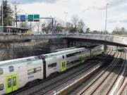 Der öffentliche Verkehr will seinen Energieverbrauch bis 2050 um 30 Prozent senken: BLS-Zug in Bern. (Bild: KEYSTONE/GAETAN BALLY)