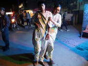 Die Terrormiliz IS hat sich zu einem Doppelanschlag am Mittwoch in Kabul auf ein Sportcenter bekannt. (Bild: KEYSTONE/AP/RAHMAT GUL)