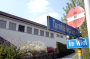 Die in die Jahre gekommene Wielhalle will die Schulbehörde im Zuge des Neubaus ersetzen. (Bild: Nana do Carmo)