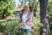 Berta Thurnherr-Spirig in ihrem Garten im Schmitter. (Bild: Beat Belser)