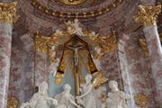 Das Kreuz mit Velum, das sich 1685 über eine Viertelstunde lang bewegt hat, hängt heute noch in der katholischen Kirche. (Bild: Beat Lanzendorfer)