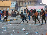 Zahlreiche Demonstranten forderten am Mittwoch in Basra im Irak bessere Dienstleistungen ihres Staates und stiessen dabei mit Sicherheitskräften aufeinander. (Bild: KEYSTONE/AP/NABIL AL-JURANI)