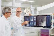 Welche Therapie zum Zuge kommen soll, muss immer gut abgewogen werden: Oberarzt Philipp Baumeister (r.) und Urologie-Chefarzt Hansjörg Danuser sind Spezialisten im Nierensteinzentrum des Luzerner Kantonsspitals. (Bild: pd)