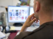Kinderpornoseiten sollten unverzüglich aus dem Internet gelöscht werden, Netzsperren brächten nichts, schreibt die Digitale Gesellschaft im Hinblick auf das revidierte Fernmeldegesetz. (Bild: KEYSTONE/MARTIN RUETSCHI)