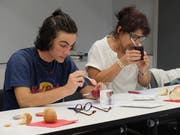 Die Jurymitglieder Fabian Filou Vetz und Andrea Schwyn sind konzentriert bei der Arbeit. (Bilder: Stefan Hilzinger)