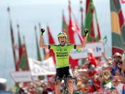 Etappensieg für Vuelta-Neuling: Der 23-jährige Spanier Oscar Rodriguez freut sich auf dem Alto de La Camperona über seinen Coup (Bild: KEYSTONE/EPA EFE/MANUEK BRUQUE)