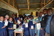 Nelly Näf (Zweite von links) bei der Übergabe von Schulbüchern in der Schule Empaash in Suswa, Riftvalley, Kenia. (Bild: PD)