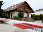 Die Polizei hat am Freitag den gesuchten Bewohner eines Hauses im bernischen Finsterhennen bei der Liegenschaft angetroffen. (Bild: KEYSTONE/ANTHONY ANEX)