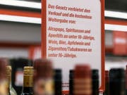 Nicht nur Minderjährige, sondern auch Schwangere sollten auf Alkohol verzichten, rät die Stiftung Sucht Schweiz. (Bild: KEYSTONE/CHRISTIAN BEUTLER)