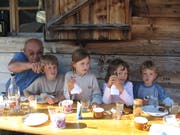 Ruedi Rymann im Jahr 2005 mit vier seiner Enkelkinder auf der Fluonalp. (Bild: Privatarchiv Familie Rymann)