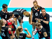 Die Schweizer Volleyballerinnen erhalten Instruktionen von Nationalcoach Timo Lippuner (Bild: KEYSTONE/JEAN-CHRISTOPHE BOTT)