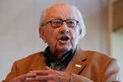 Der legendaere Sport-Reporter Karl Erb spricht anlässlich der Buchtaufe "Schweizer Wintersporthelden" von Sepp und Thomas Renggli 2010 in Zürich. (Bild: Keystone)